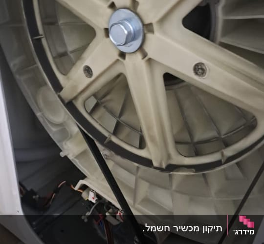 חלק פנימי של מכשיר חשמלי עם גלגלת וחוטים